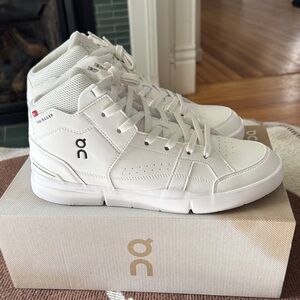 On Women's White Cloud Hi Athletic Sneakers - Stylish High-Top Performance